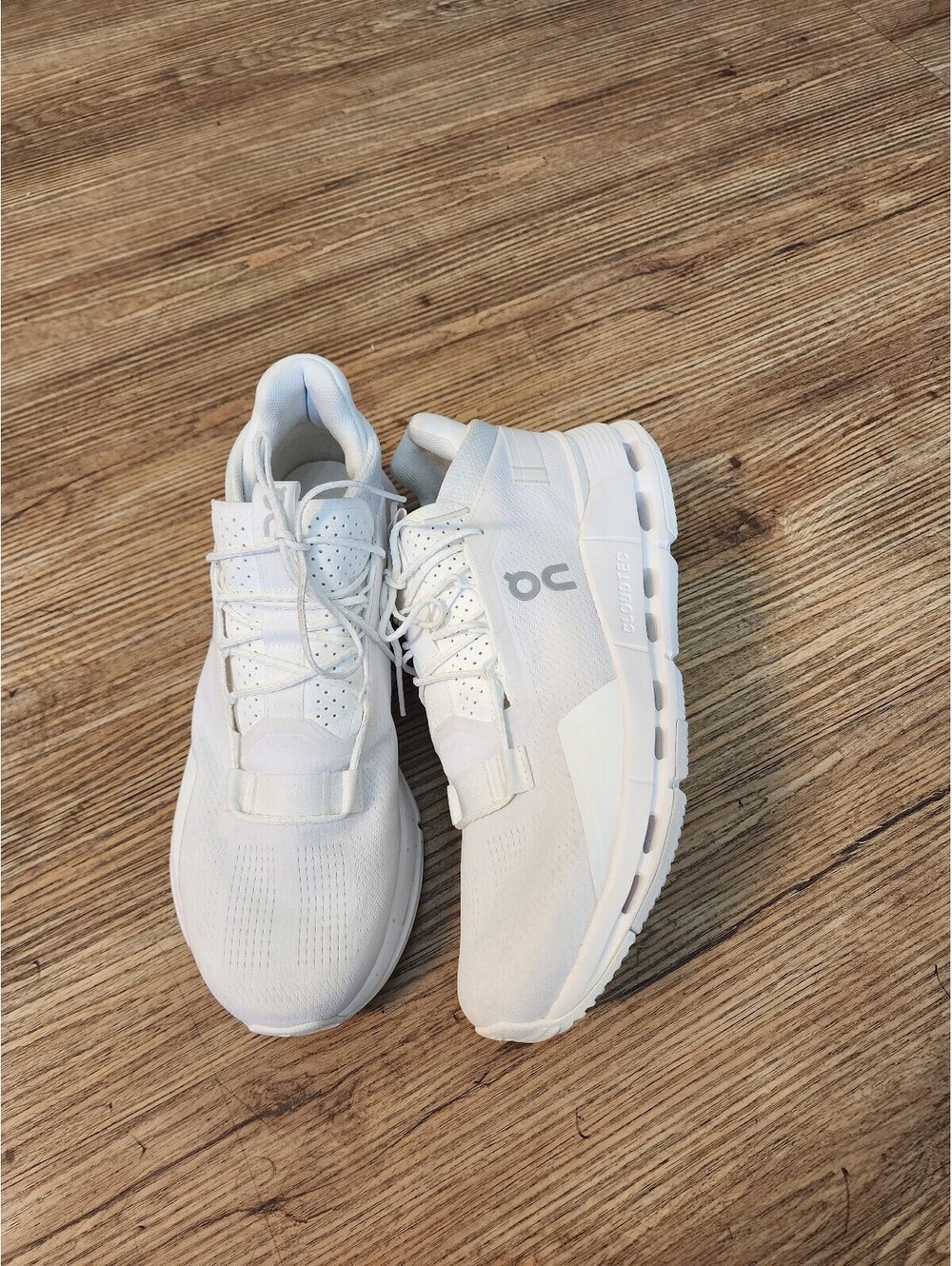 Size 11 women's On Cloud White Running Shoes, Lightweight andn's Size 11